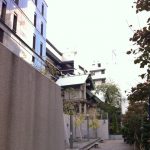 ビルの谷間のお社。